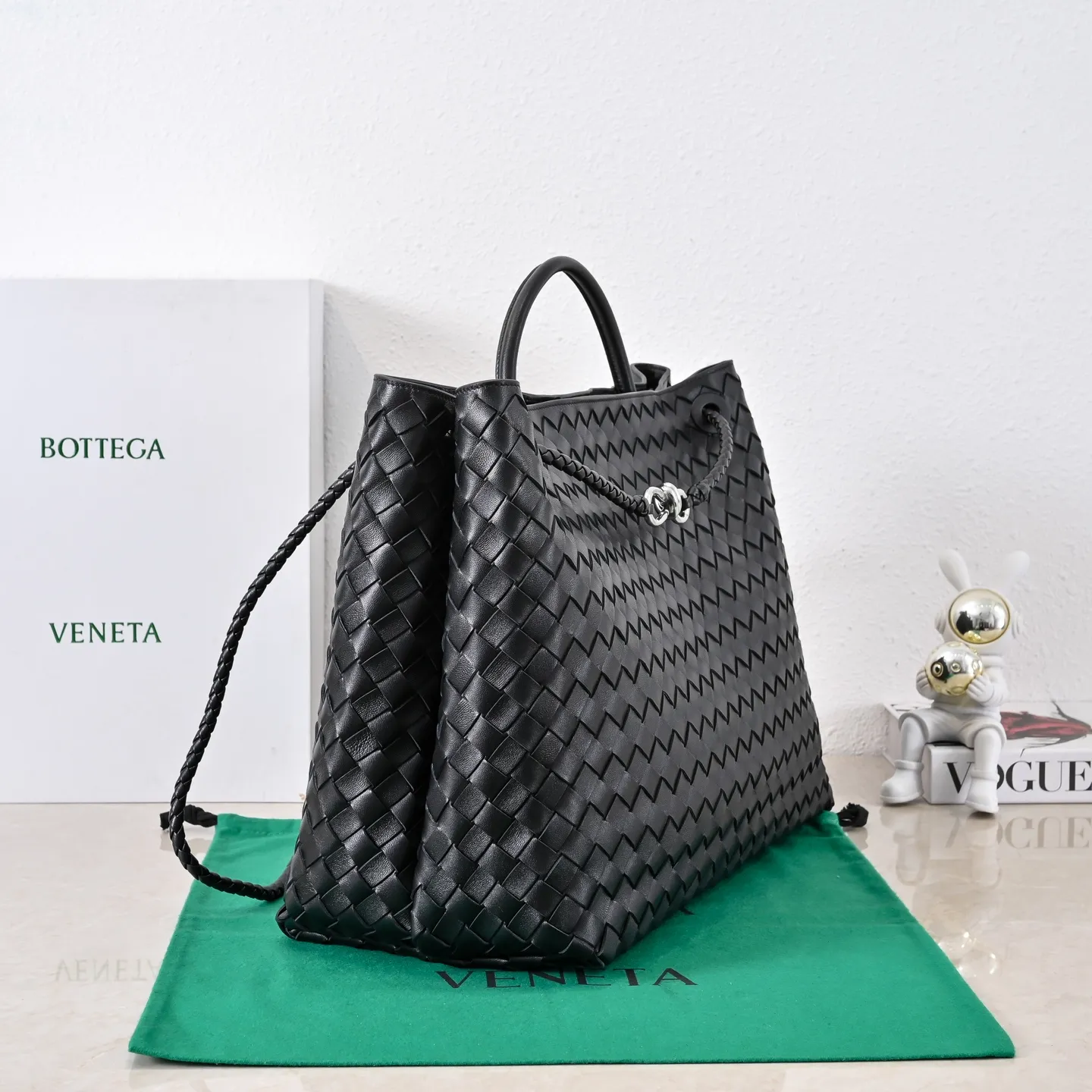 Batch 3760 #Bottega Veneta 2023 spring and summer new Andiamo handbag, many stars have the same style 🎈 Classic full-body leather weaving with golden knot buckle, stable and chic enough [satisfied] The whole body is made of Nappa sheep leather, comfortable, soft and dynamic. The sliding metal knot buckle can adjust the shoulder strap, single shoulder/handbag/crossbody, multiple carrying methods, large bag capacity, suitable for commuting/daily/traveling This bag is divided into small/medium/large sizes. There is always one that suits you, so take it with you🎀🎀 Size: 45*22*34 Model: 5543#